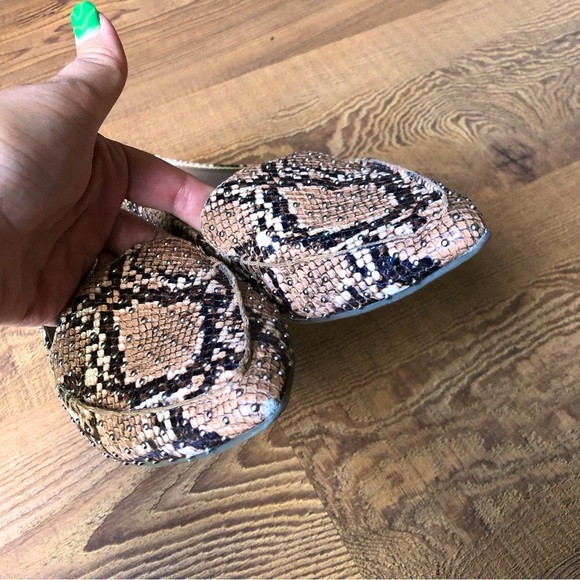 Steve Madden Pointed Toe Snakeskin SlipOn Studded Black Tan Leather Flats Size 7 - Picture 3 of 7